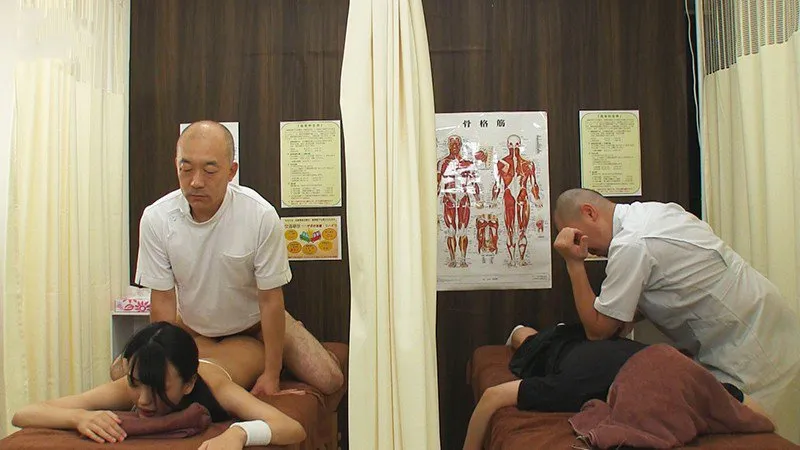 Dẫn cô bạn gái đi mát-xa rồi bị địt cạnh bên mà không hề hay biết