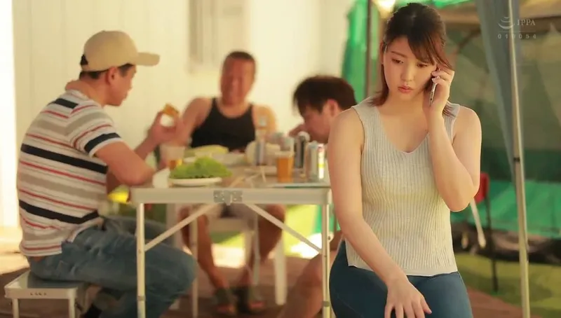 Người chồng khờ để bà xã tham gia sự kiện cắm trại với mấy gã nhà đối diện và cái kết