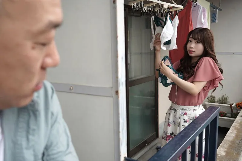 Gã hàng xóm chuyên soi mói và cặp người vợ ông xã thường xuyên rên la quá to